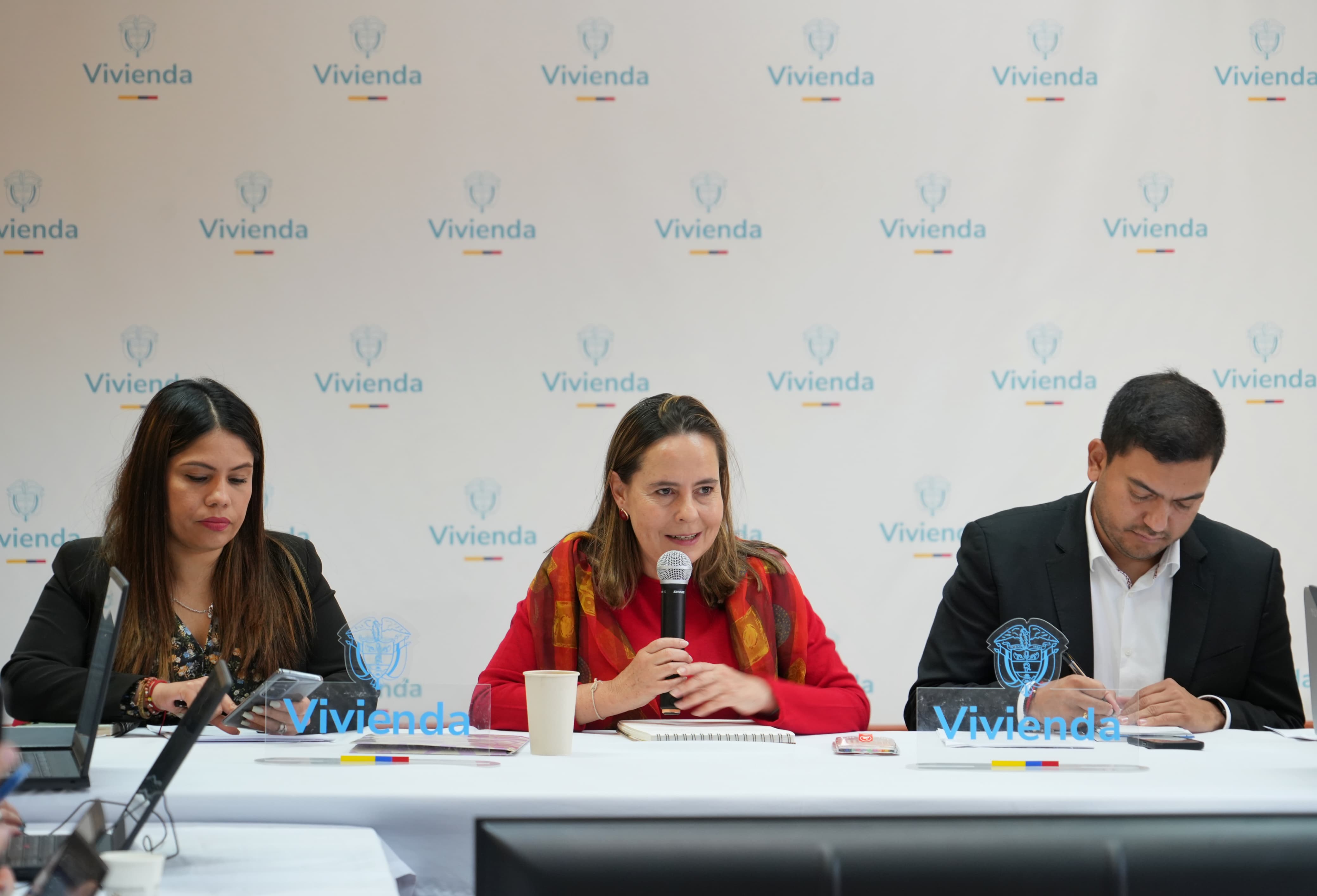 Fotografia Ministra de Vivienda, Viceministra de Vivienda y Viceministro de Agua y Sanemaiento Basico, en dialogo con medios de comunicación.