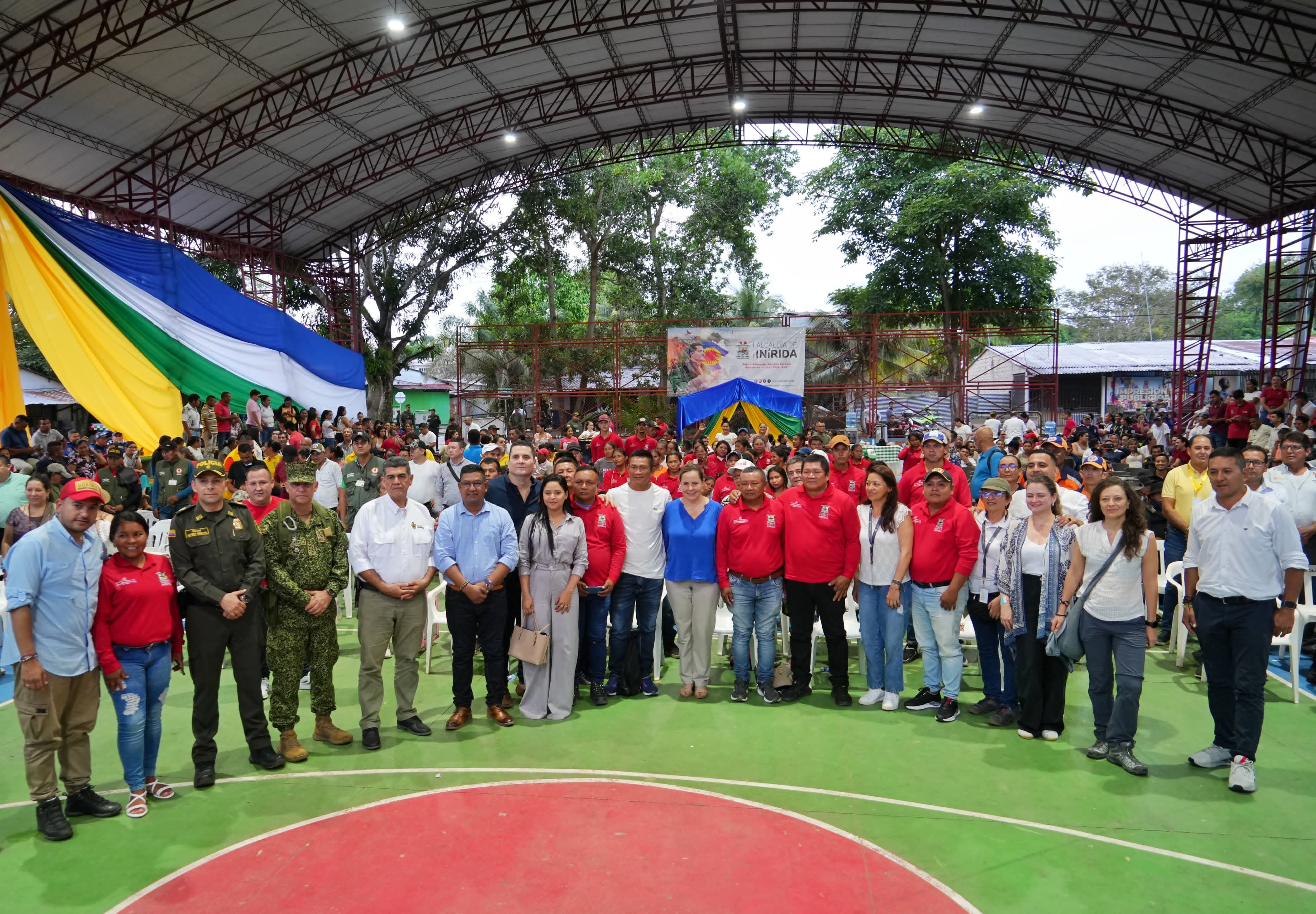 FOTOGRAFÍA, MINISTRA HELGA RIVAS, VICEMINISTRO EDWARD LIBREROS Y EQUIPO DE ALCALDÍA DE INÍRIDA EN SOCIALIZACIÓN DE PROYECTOS IMPORTANTES PARA EL MUNICIPIO DE INÍRIDA, EN GUAINÍA.