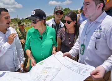 FOTOGRAFÍA, MINISTRA HELGA RIVAS Y EQUIPO TÉCNICO DE LA ALCALDÍA DE INÍRIDA, EN VISITA DE PROYECTO DE “BASURA CERO”PARA EL MUNICIPIO