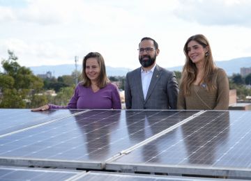 Fotografia, ministro de Minas y Energía, presidenta del Fondo Nacional del Ahorro (FNA) y la ministra de Vivienda, Ciudad y Territorio, visitando proyectos de paneles solares con tecnología fotovoltaica 