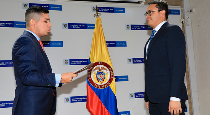 El ministro de Vivienda, Jonathan Malagón, posesiona al nuevo viceministro de Vivienda, Carlos Alberto Ruiz. Foto: René Valenzuela (MVCT) 