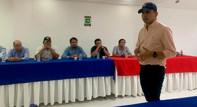 El ministro de Vivienda, Jonathan Malagón, reunido con los alcaldes del sur del Cesar en Aguachica. Foto: archivo MVCT.