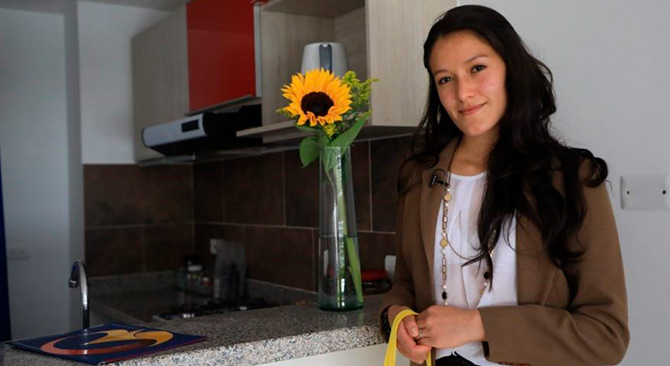 Érika Villamil, la médica que recibió el primer subsidio No VIS, cumplió el sueño de comprar una vivienda nueva. Foto: René Valenzuela (MVCT)