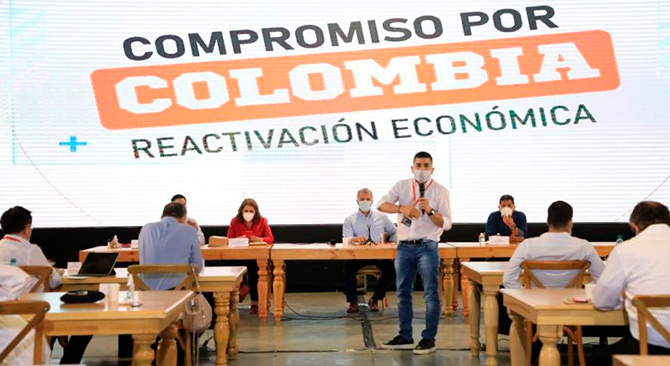 El ministro de Vivienda en su intervención durante el encuentro Compromiso por Colombia, en Cali. Foto: René Valenzuela (MVCT)