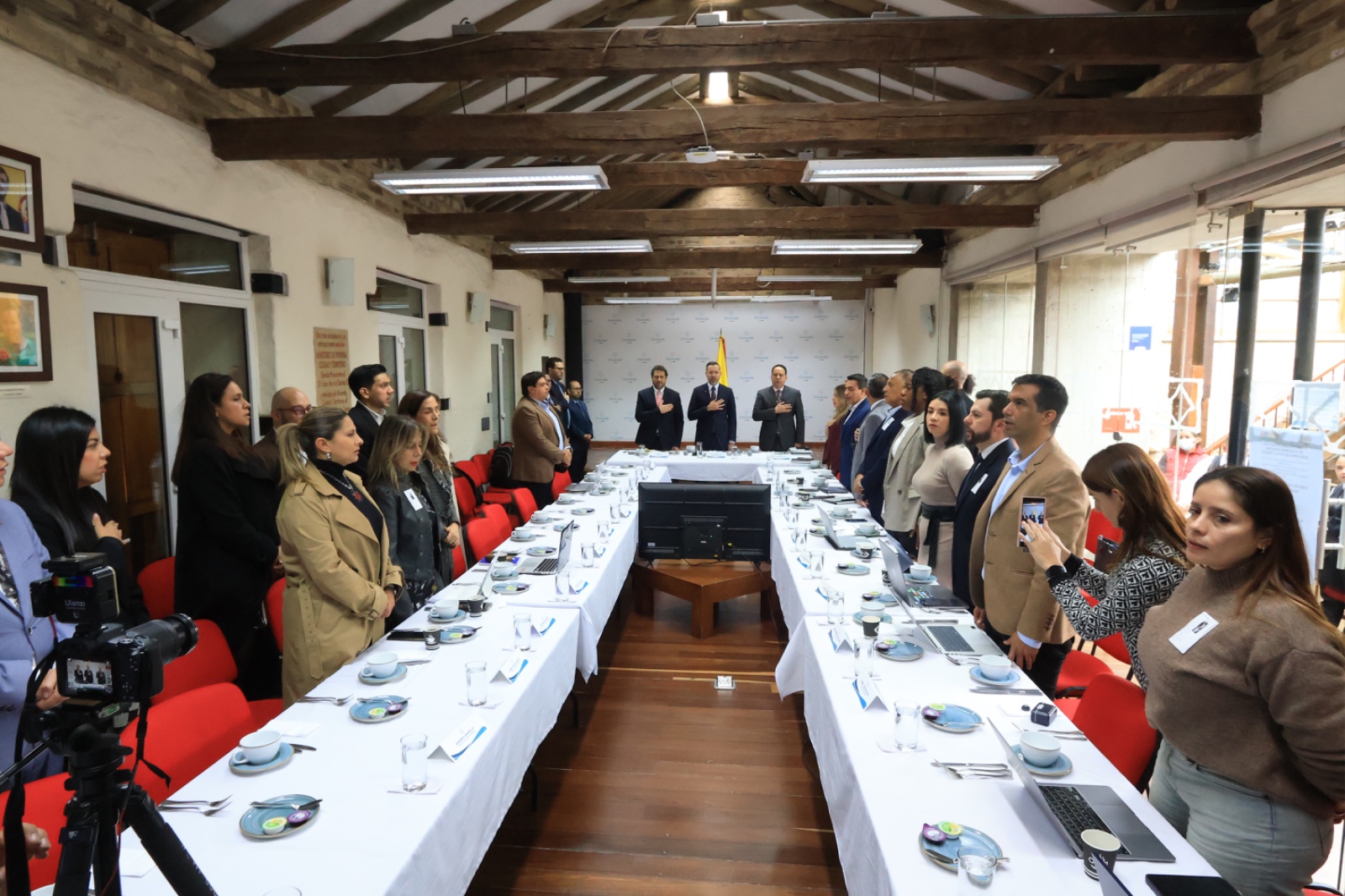 FOTOGRAFIA COMUNICADO MINVIVIENDA LIDERO ENCUENTRO CON EL FONDO MILAGRO 03