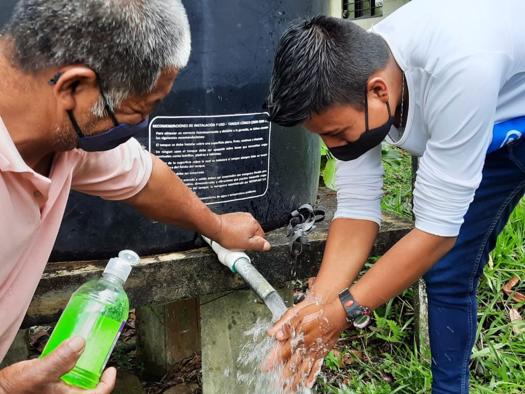 hombre landose manos tanque