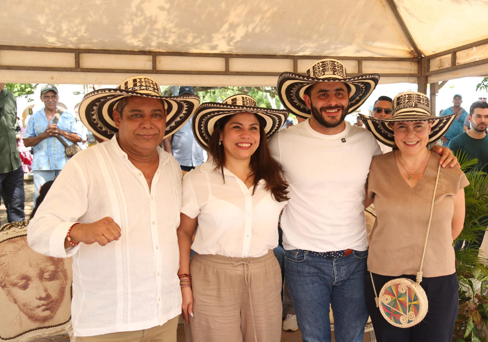 FOTOGRAFÍA MINISTRA DE VIVIENDA HELGA MARÍA RIVAS Y VICEMINISTRA DE VIVIENDA AYDEE MARSIGLIA BELLO, JUNTO CON EL GOBERNADOR DE CÓRDOBA ERASMO ELÍAS ZULETA BECHARA EN FIRMA DE CONVENIO PARA MEJORAMIENTOS DE VIVIENDA
