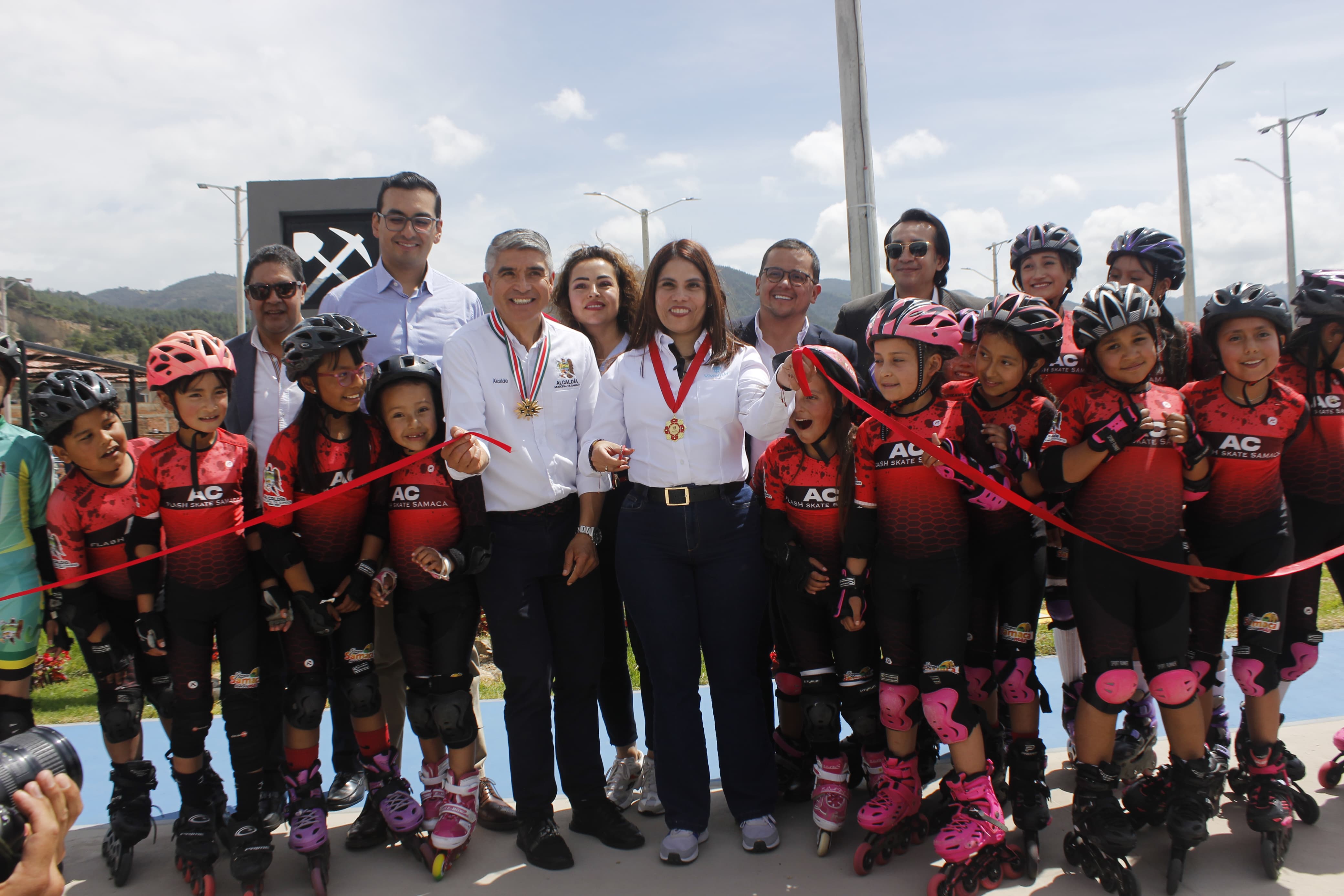 FOTOGRAFÍA LA VICEMINISTRA DE VIVIENDA, AYDEÉ MARSIGLIA JUNTO CON EL ALCALDE DEL MUNICIPIO DE SAMACÁ, WILSON CASTIBLANCO GIL EN ENTREGA DE EL PARQUE RECREODEPORTIVO RENACER LAS PALMERAS