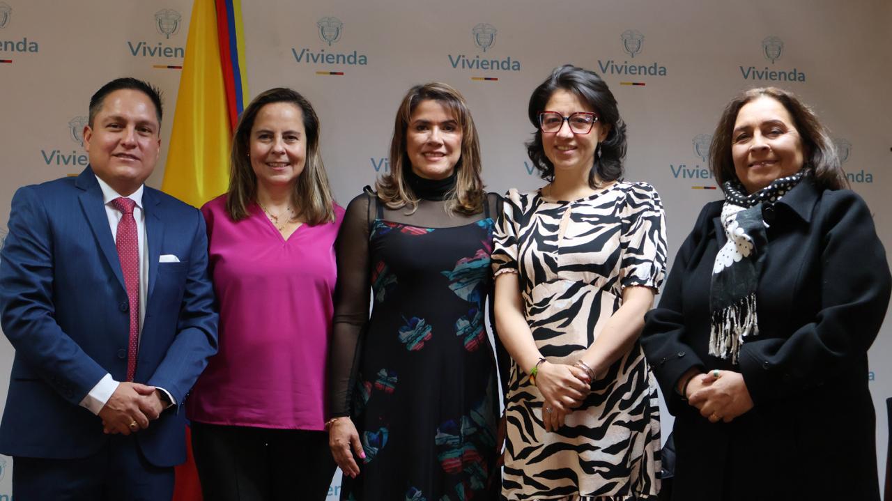 FOTOGRAFÍA COMUNICADO POSESIÓN EXPERTOS CRA 01