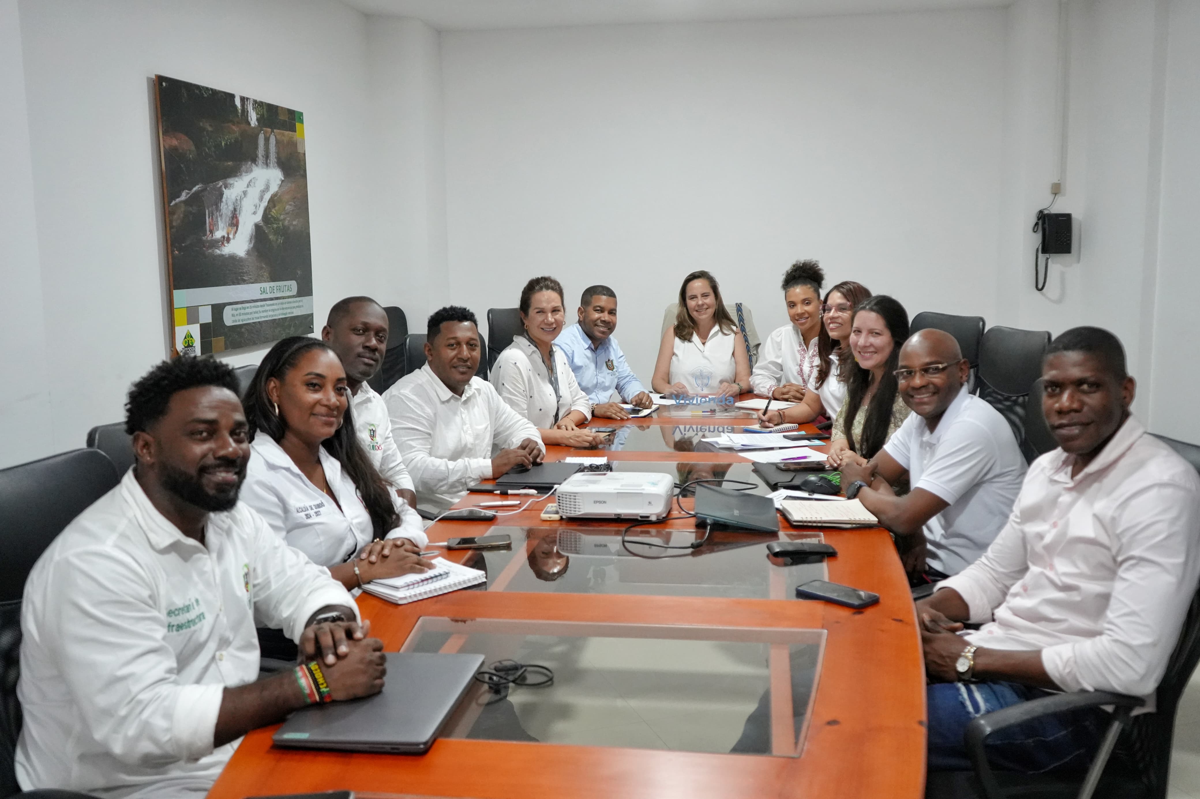 FOTOGRAFÍA MINISTRA DE VIVIENDA, HELGA MARÍA RIVAS ARDILA, EN ACOMPAÑAMIENTO TÉCNICO A LA ALCALDÍA MUNICIPAL DE QUIBDÓ PARA LA CONTRATACIÓN DE LA CONSULTORÍA DEL PLAN MAESTRO DE ACUEDUCTO Y ALCANTARILLADO DE LA CIUDAD.