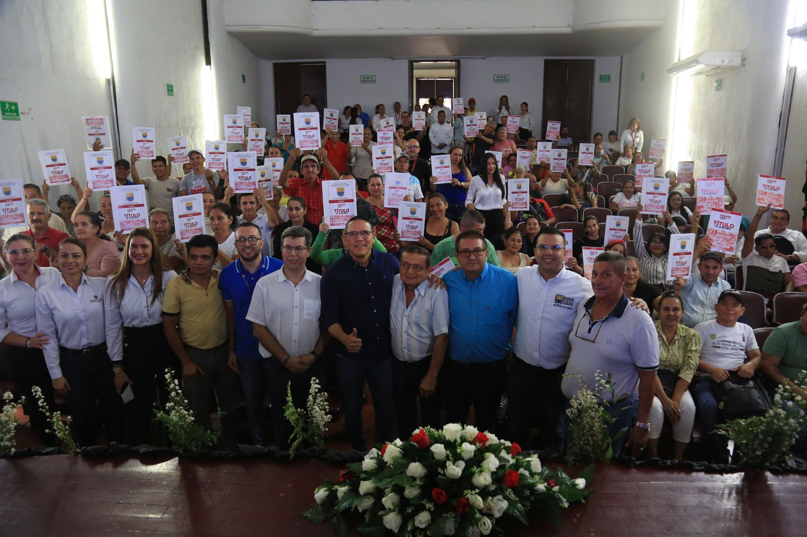 FOTOGRAFÍA MINVIVIENDA CUMPLIENDO CON LA ENTREGA DE TITULACIÓN DE PREDIOS
