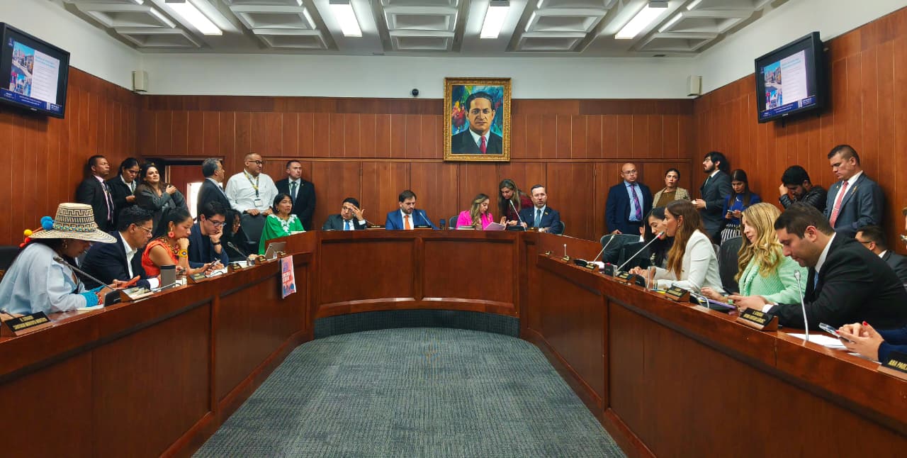 FOTOGRAFIA COMUNICADO MINISTRO VIVIENDA ANTE LA COMISION SEPTIMA DEL SENADO SEPTIEMBRE 01