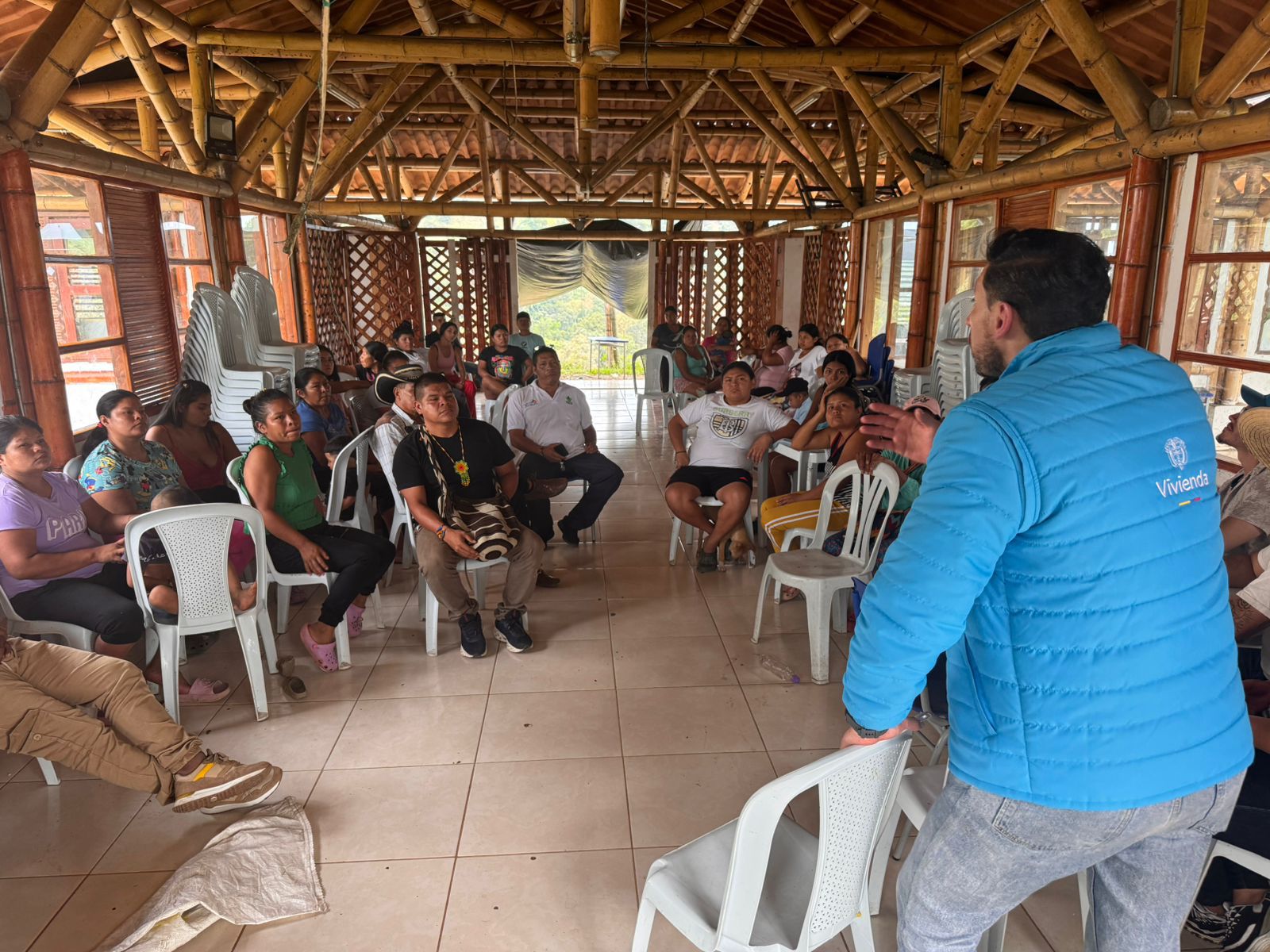 FOTOGRAFÍA VISITA TECNICA DE MINVIVIENDA EN RESGUARO INDIGENA EN RISARALDA