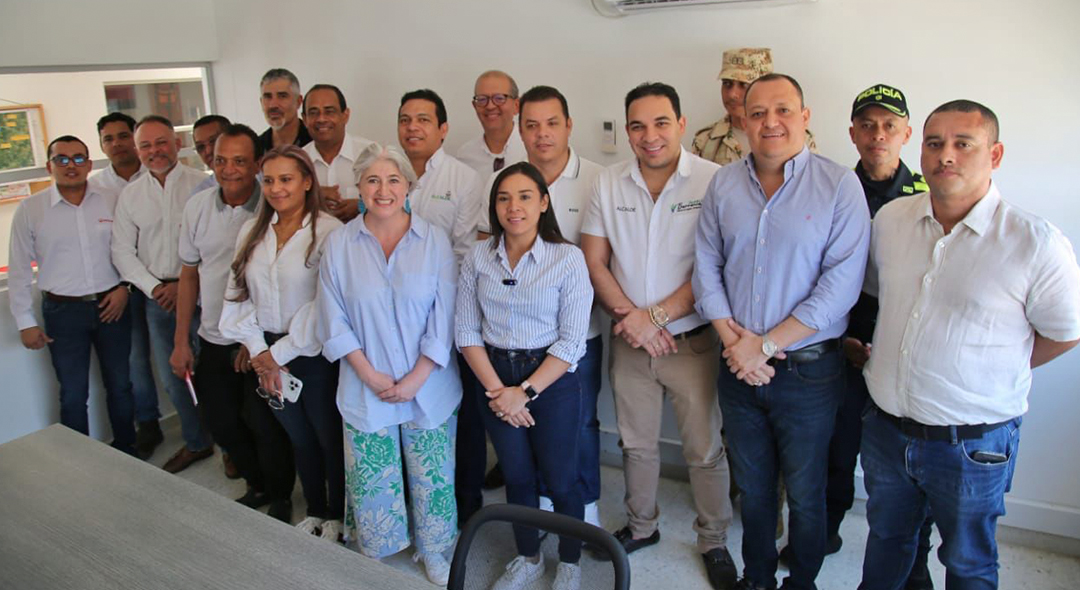 Ministra de Vivienda, Catalina Velasco, se reúne con Gobernadora (e) de La Guajira, Diala Wilches, autoridades locales, representantes de Veolia e integrantes de la Fuerza Pública. Foto: Sharon Durán (MVCT)