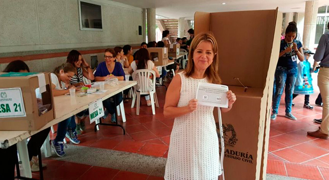 Invitamos a ejercer su derecho al voto a pesar de la lluvia Elsa Noguera