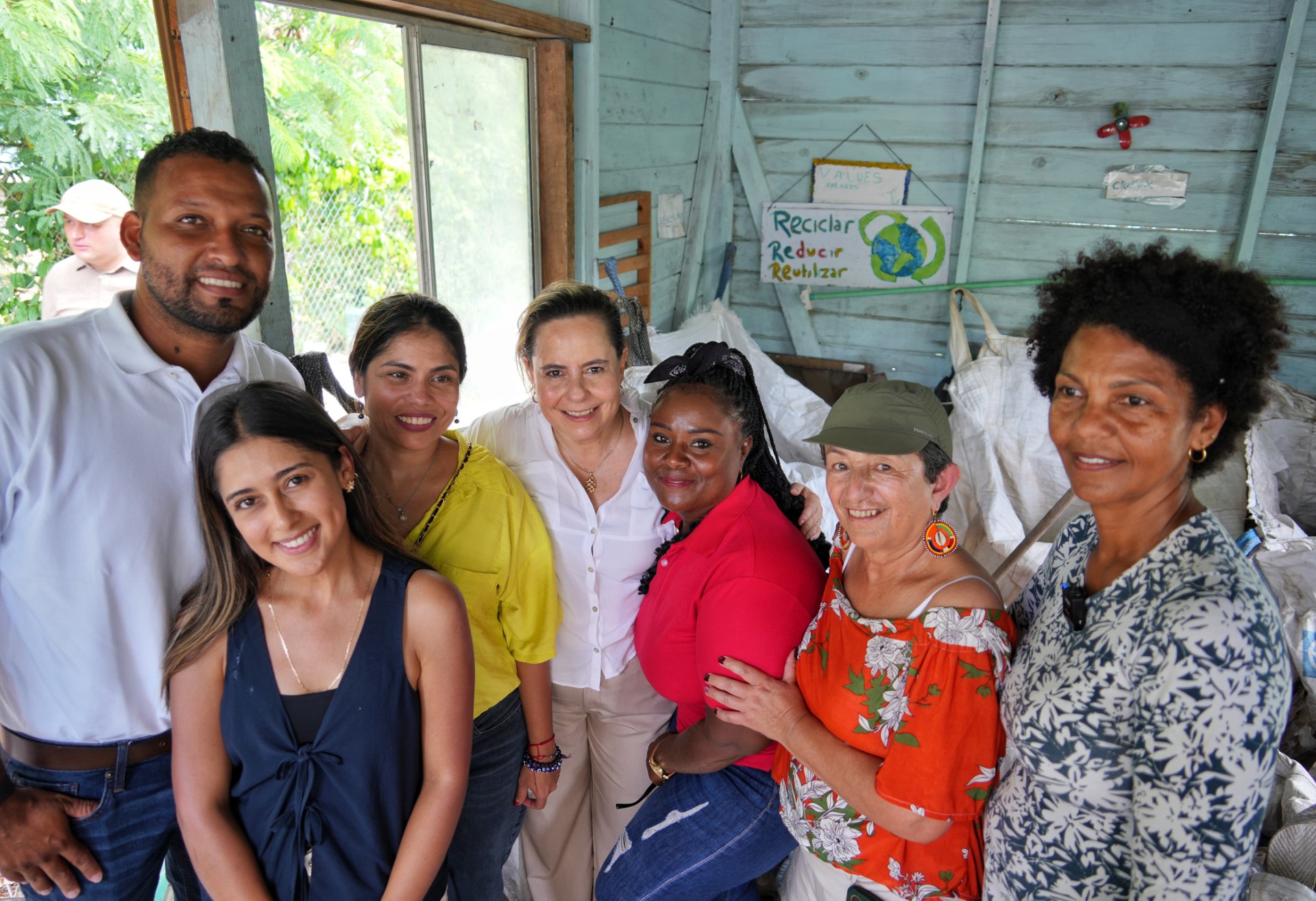 FOTOGRAFIA MINVIVIENDA ENTREGA DE PROYECTOS PARA BENEFISIARIOS EN SAN ANDRES, PROVIDENCIA Y SANTA CATALINA