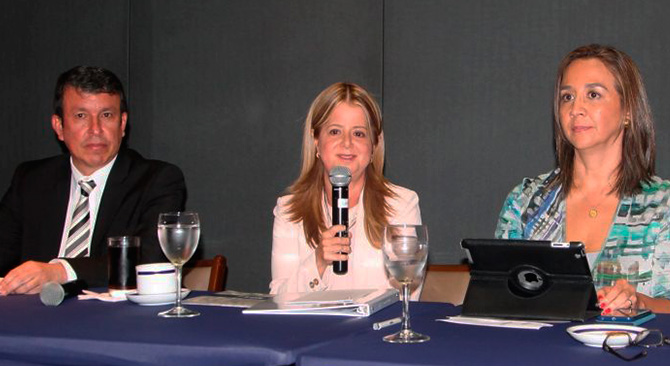 Ministra Elsa Noguera recibe apoyo de los constructores del pais