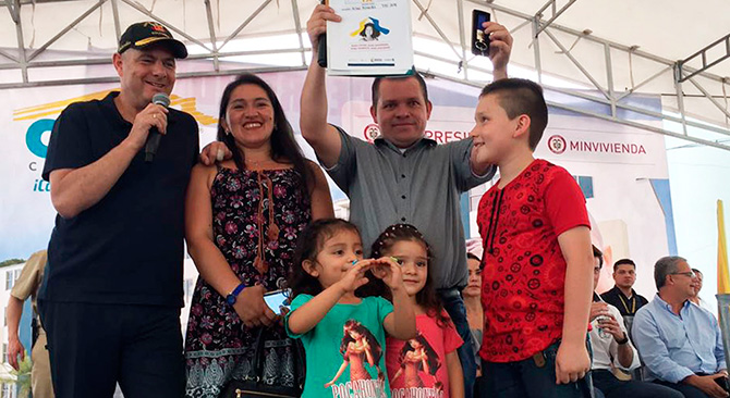 326 familias quindianas recibieron de manos del Vicepresidente las llaves de su casa propia