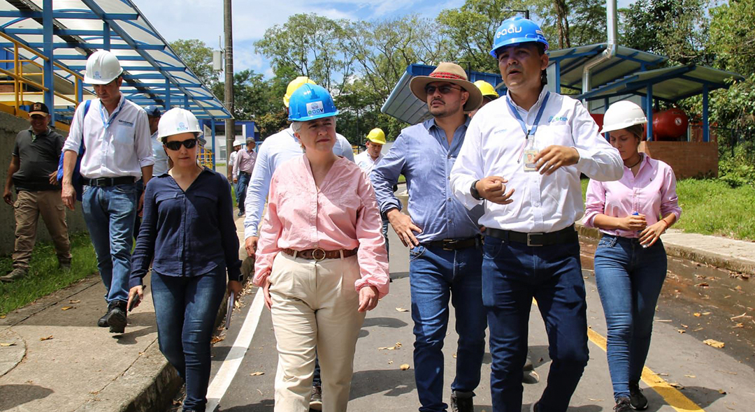 La ministra de vivienda visitó la capital del Meta para trazar una hoja de ruta que permita mitigar el racionamiento de agua. Foto: Sharon Durán (MVCT)