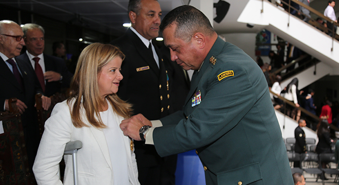 Caja de Honor entrega medalla Bienestar y excelencia a Ministra Elsa Noguera