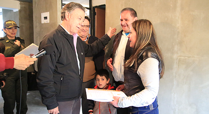Familias ahorradoras en Pasto recibieron 170 viviendas de manos del Presidente Santos