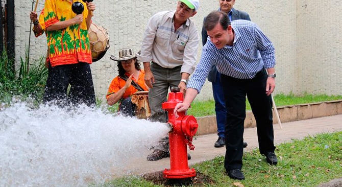 Mas de 160000 colombianos se beneficiaron esta semana con entregas de obras en agua potable y saneamiento basico