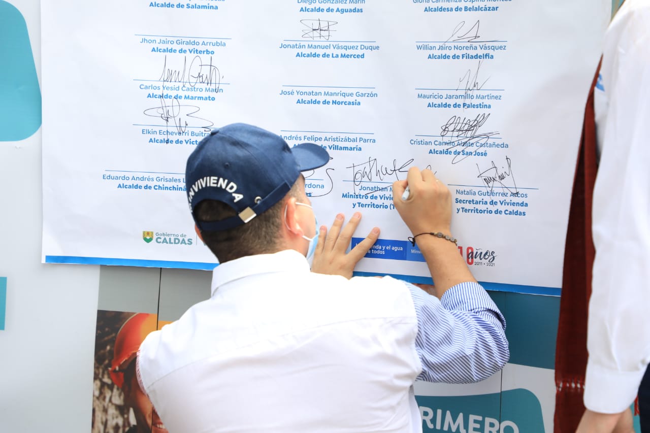 El Ministro de Vivienda firmó dos convenios que le dan vía libre a la construcción de 200 viviendas rurales y 1.122 urbanas en 18 de los 27 municipios de Caldas. Foto: René Valenzuela (MVCT)
