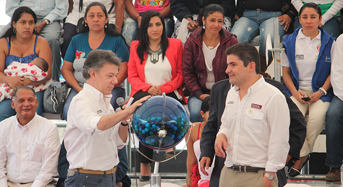 En emotivo acto de Ibague Presidente Santos y Minvivienda sortearon hoy viviendas gratis para 550 familias vulnerables
