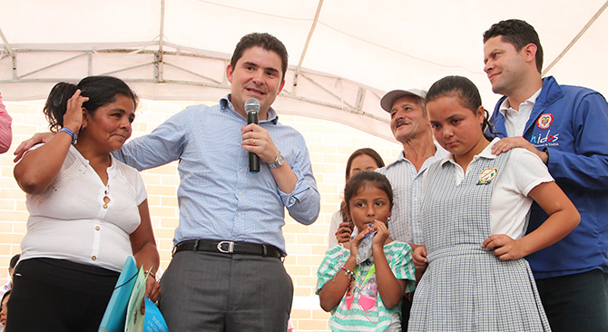 Un total de 126 familias de Mesitas del Colegio Cundinamarca recibieron hoy las escrituras de sus viviendas gratis
