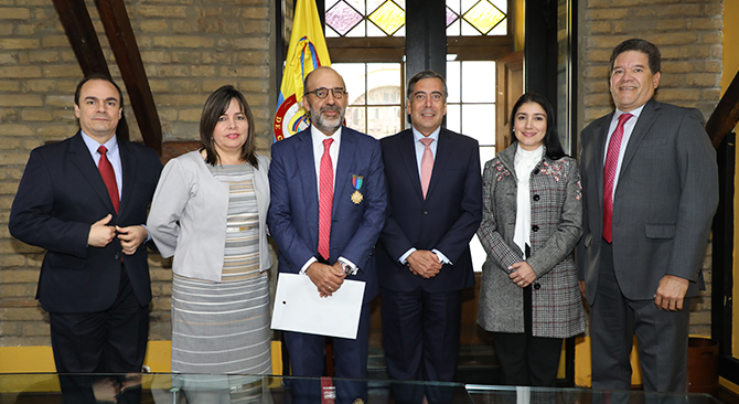 El Ministro de Vivienda es condecorado por su aporte a soldados y policias colombianos