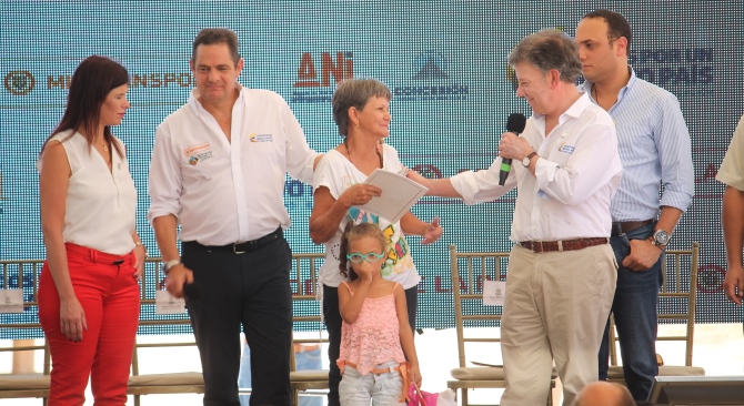 Con una vivienda se da un paso a una vida mas digna Presidente Santos durante la entrega de casas gratis en San Juan del Cesar