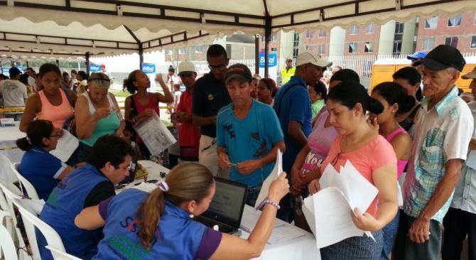 Mas de 4000 familias beneficiarias de viviendas gratis en Barranquilla participan en feria de servicios