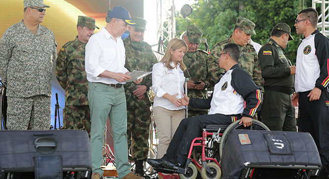 Heroes de Colombia heridos en combate reciben subsidios de vivienda como regalo de Navidad