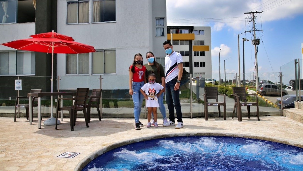 osé Esteban Zapata y su familia, beneficiarios 40.000 del subsidio para compra de vivienda VIS. Foto: Sharon Duran (MVCT)