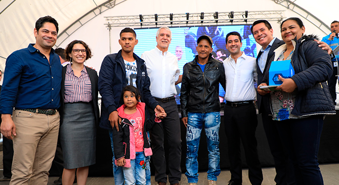 Familias victimas del conflicto recibieron vivienda nueva como regalo de Navidad