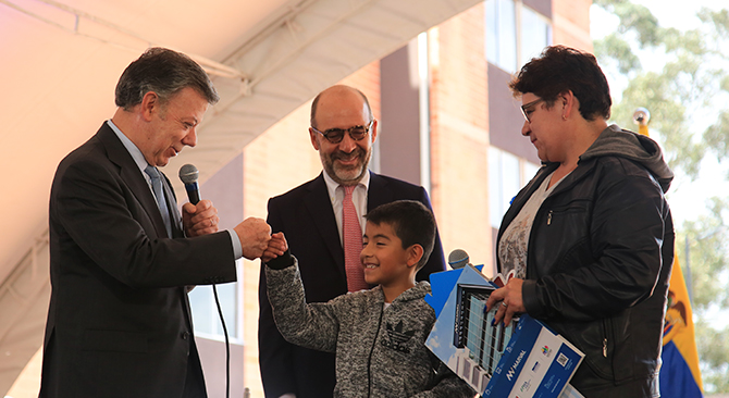 Presidente Santos y Minvivienda entregaron 400 casas a familias ahorradoras en Bogota
