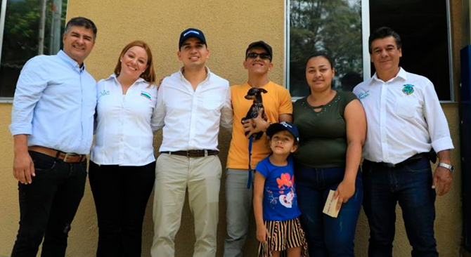 120 familias de San Luis Antioquia recibieron de manos del Ministro Jonathan Malagon las llaves de sus viviendas