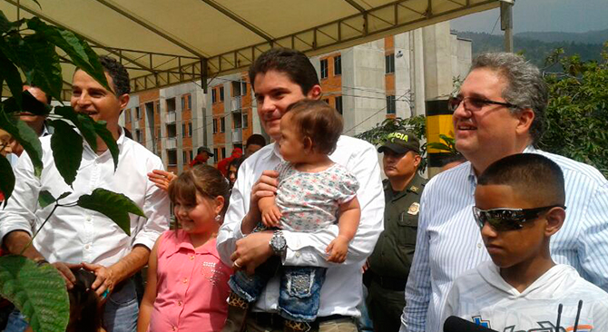 328 familias de escasos recursos de Medellín recibieron una casa como regalo de navidad