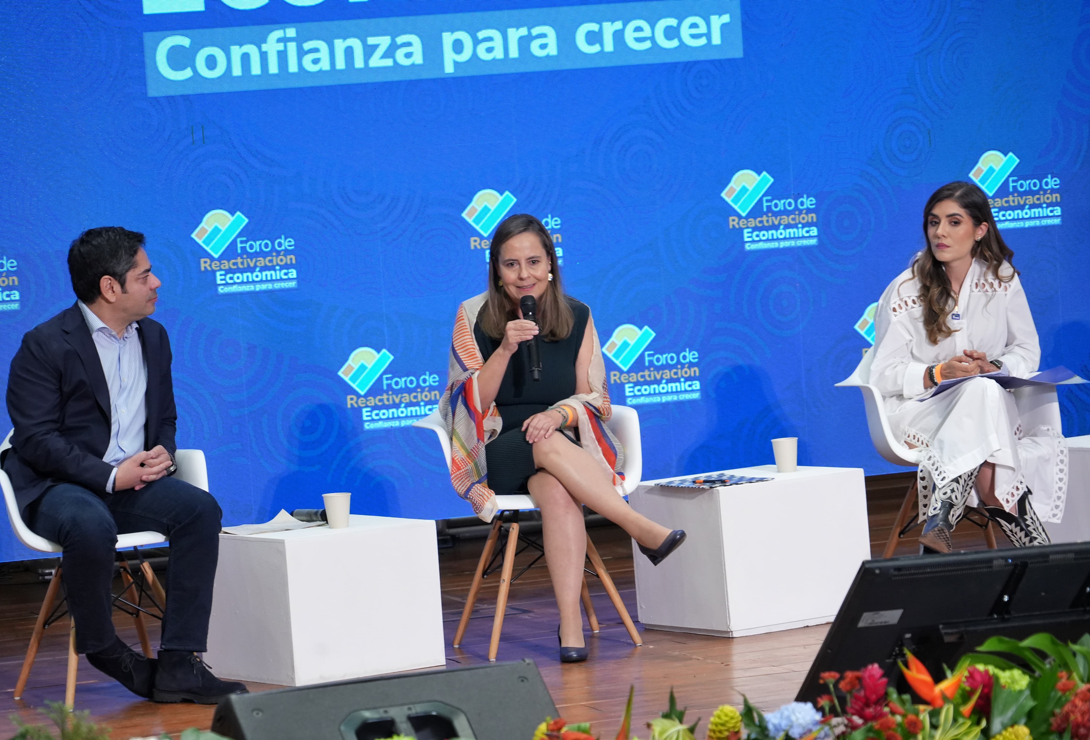 Imagen de la Ministra de Vivienda Helga María Rivas, interviniendo en el Foro de Reactivación Económica.