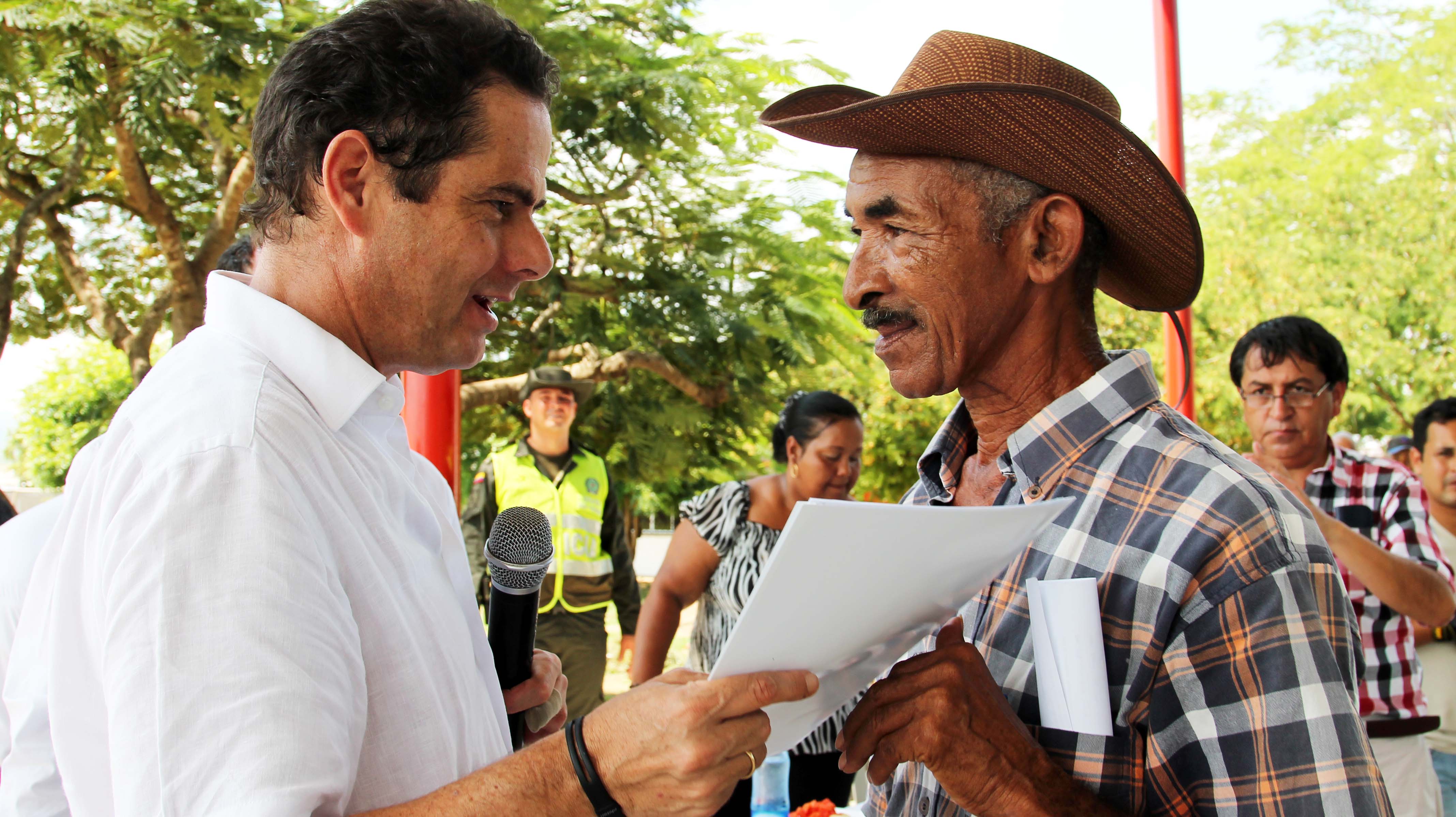 En Repelón, Atlántico, Vargas Lleras entregó escrituras de sus predios a 210 familias pobres
