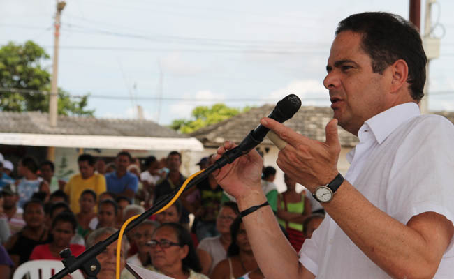 En San Bernardo del Viento, tierra de Juan Gossaín, Vargas Lleras inaugura modernas obras de acueducto