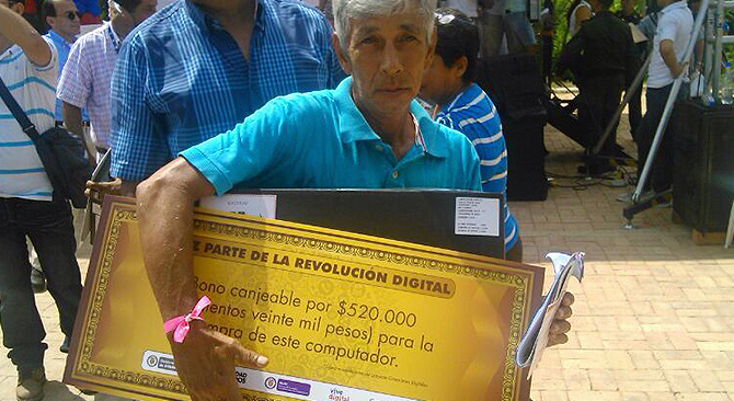Entregan subsidios de computadores para beneficiarios del proyecto Villa Diana Carolina III en Ricaurte, Cundinamarca