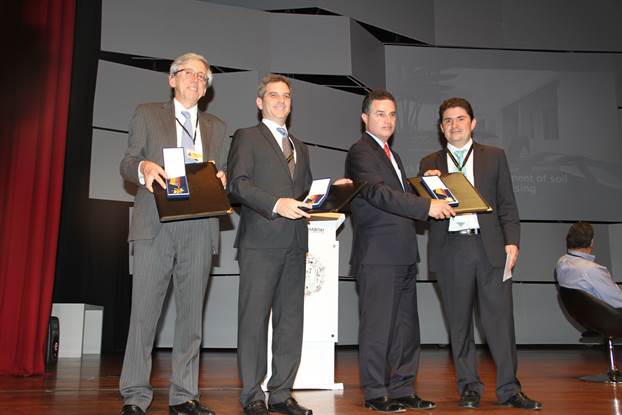 Ministro de Vivienda Luis Felipe Henao otorgó Medalla ‘Patricio Samper Gnecco’ a los alcaldes de Montería y Medellín, y al Presidente de la Constructora Bolívar