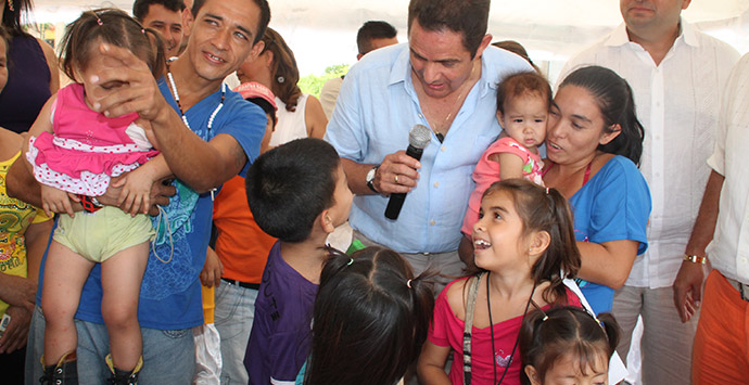 Vargas Lleras culmina su gestión en Minvivienda entregando casas gratis