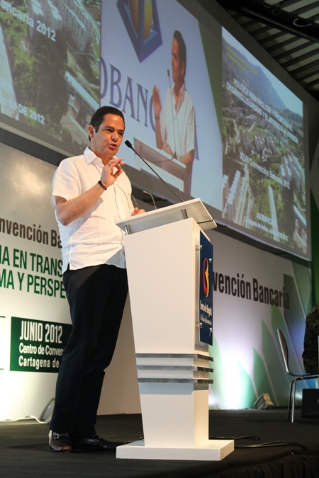 Vargas Lleras recibe respaldo del sector financiero para política de vivienda del Gobierno