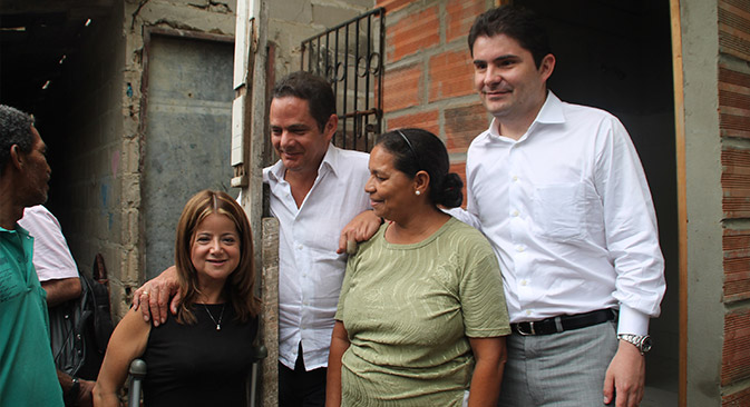 Vargas Lleras se despidió hoy también de los barranquilleros con la entrega de inodoros, duchas, lavaderos y lavaplatos a familias pobres