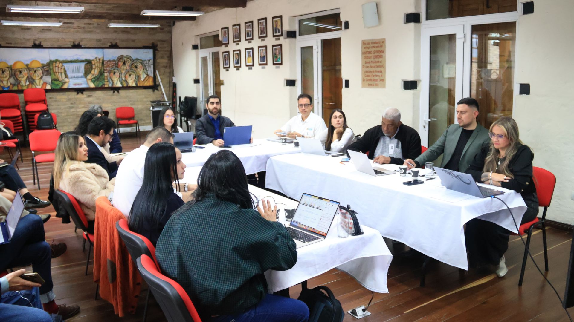 FOTOGRAFIA COMUNICADO MINVIVIENDA AVANZA PARA FINANCIAR VIVIENDA RURAL DE FAMILIAS AFECTADAS POR EL TERREMOTO 01