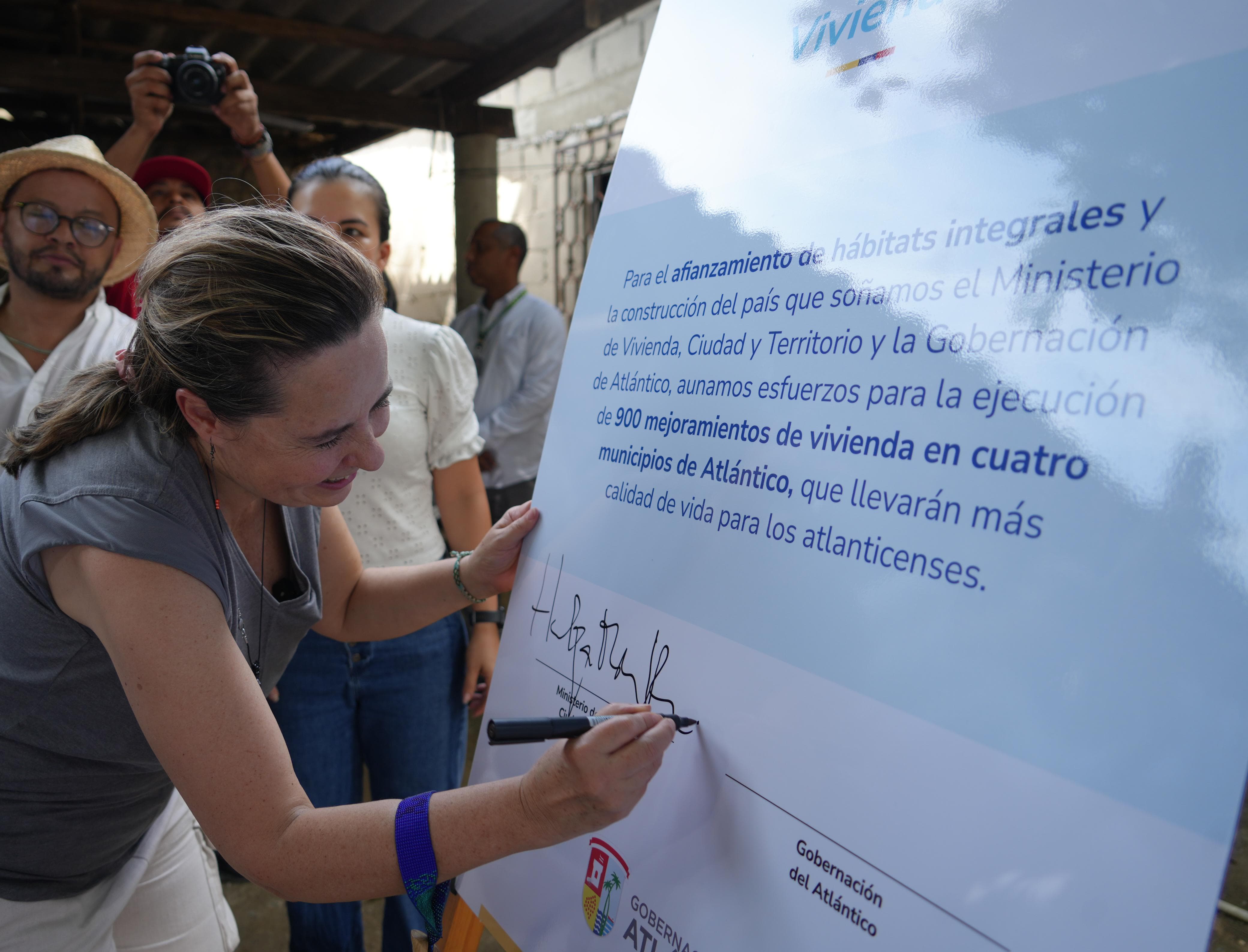 FOTOGRAFÍA MINISTRA DE VIVIENDA HELGA RIVAS FIRMANDO CONVENIO PARA MEJORAMIENTOS EN JUAN DE ACOSTA, ATLÁNTICO