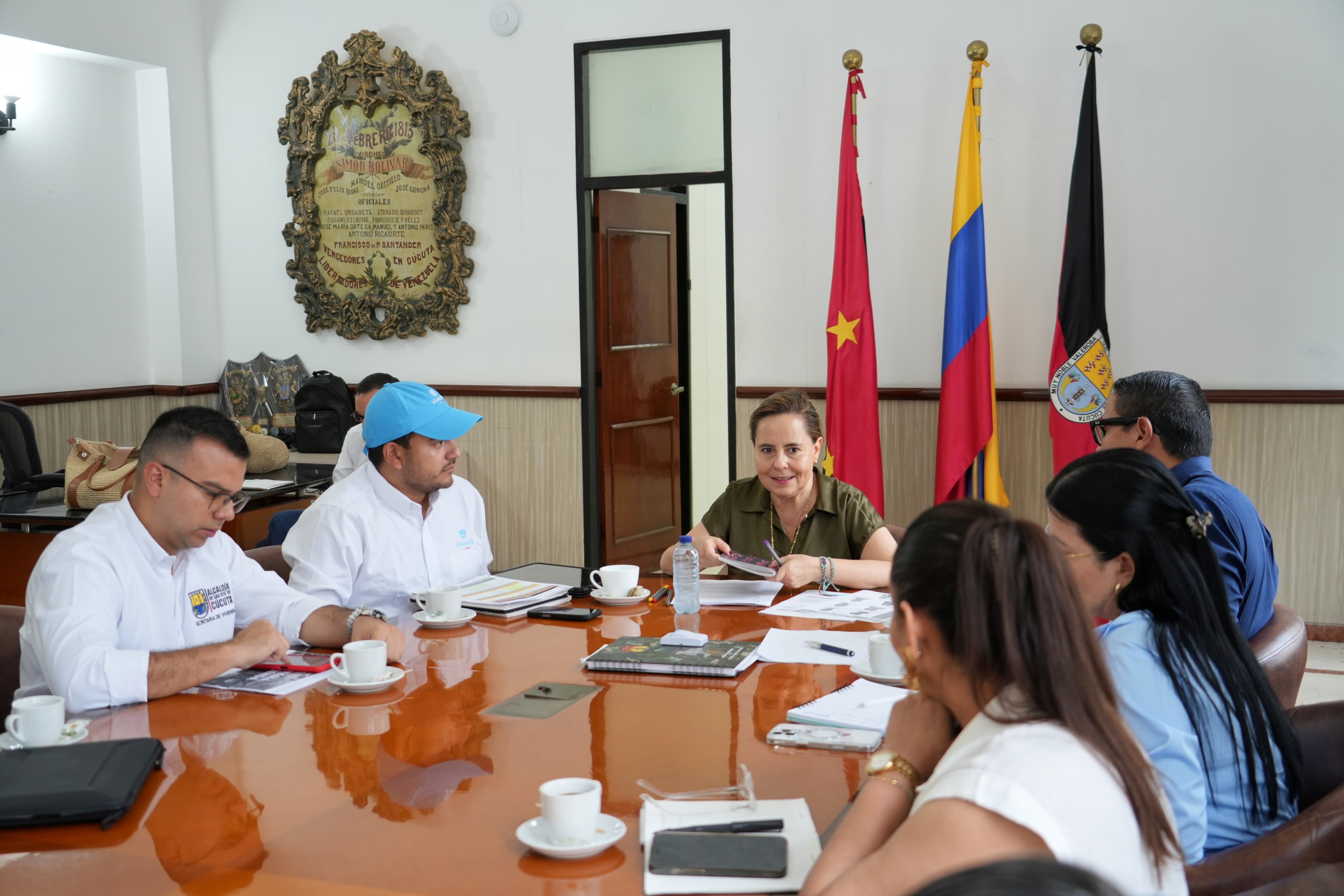 FOTOGRAFÍA MINISTRA DE VIVIENDA HELGA RIVAS Y VICEMINISTRO DE AGUA EDWARD LIBREROS EN ASISTENCIA TÉCNICA A AUTORIDADES DE CATATUMBO