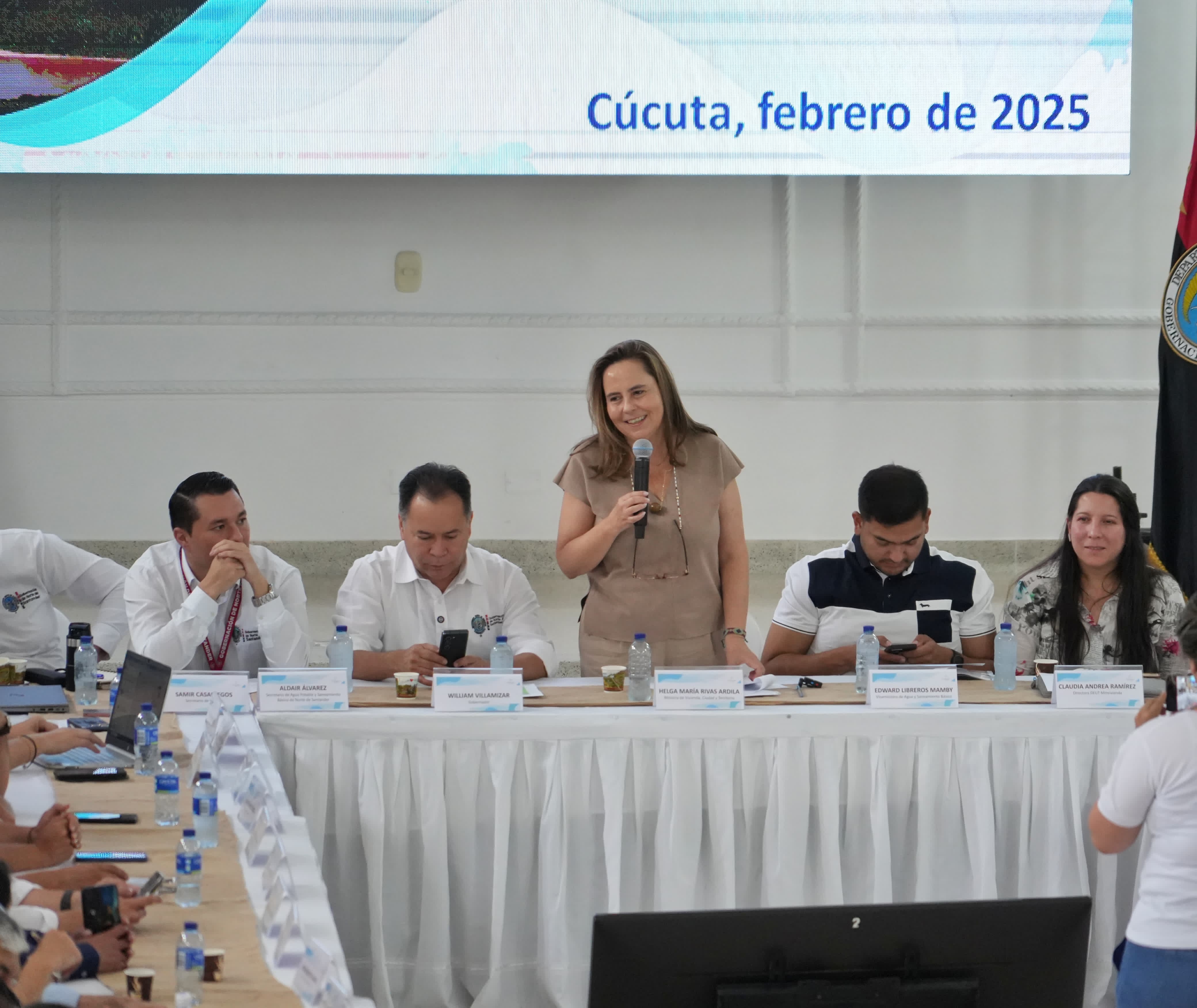 FOTOGRAFÍA MINISTRA HELGA MARÍA RIVAS EN DIÁLOGO DEPARTAMENTAL OTAA